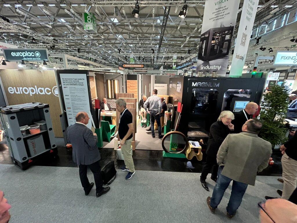 belebter Messestand der Denkfabrik auf dem Branchentag Holz in Köln