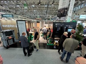 belebter Messestand der Denkfabrik auf dem Branchentag Holz in Köln