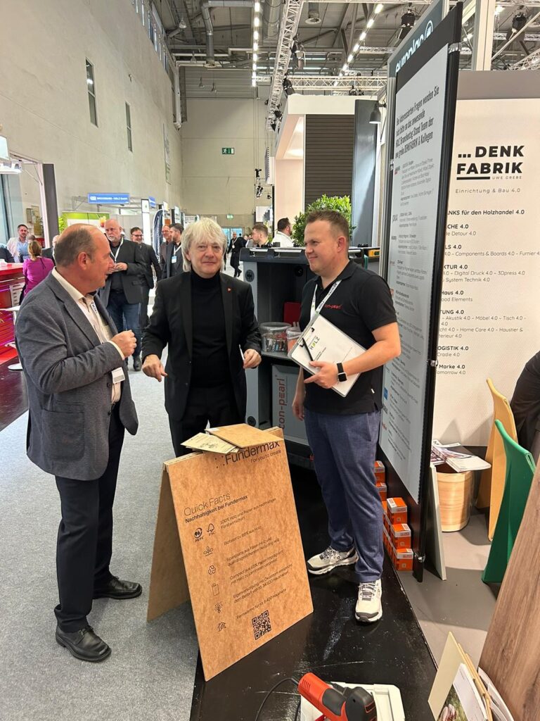 Mitglieder der Denkfabrik im Gespräch auf dem Branchentag Holz in Köln