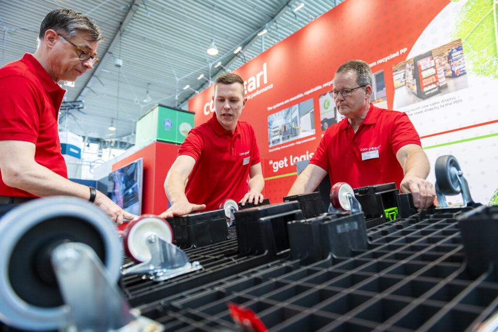 LogiMAT 2024 - Mitarbeiter im Gespräch zu den verschiedenen Rollensystemen von con-pearl