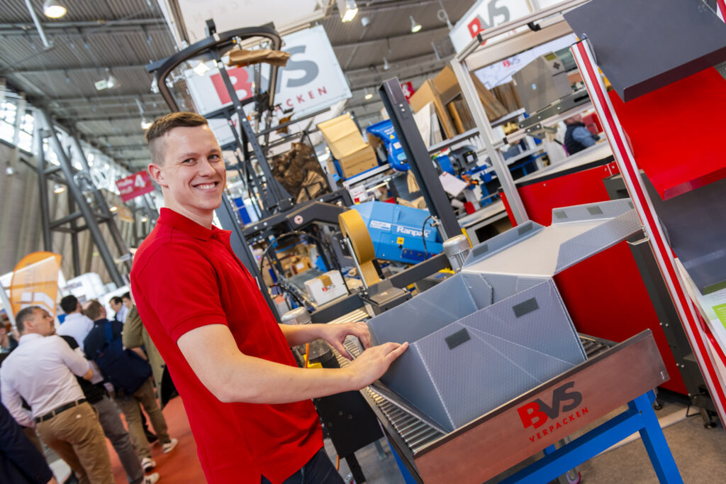 LogiMAT 2024 - Niklas Engelhardt präsentiert die neue Transport-Tray