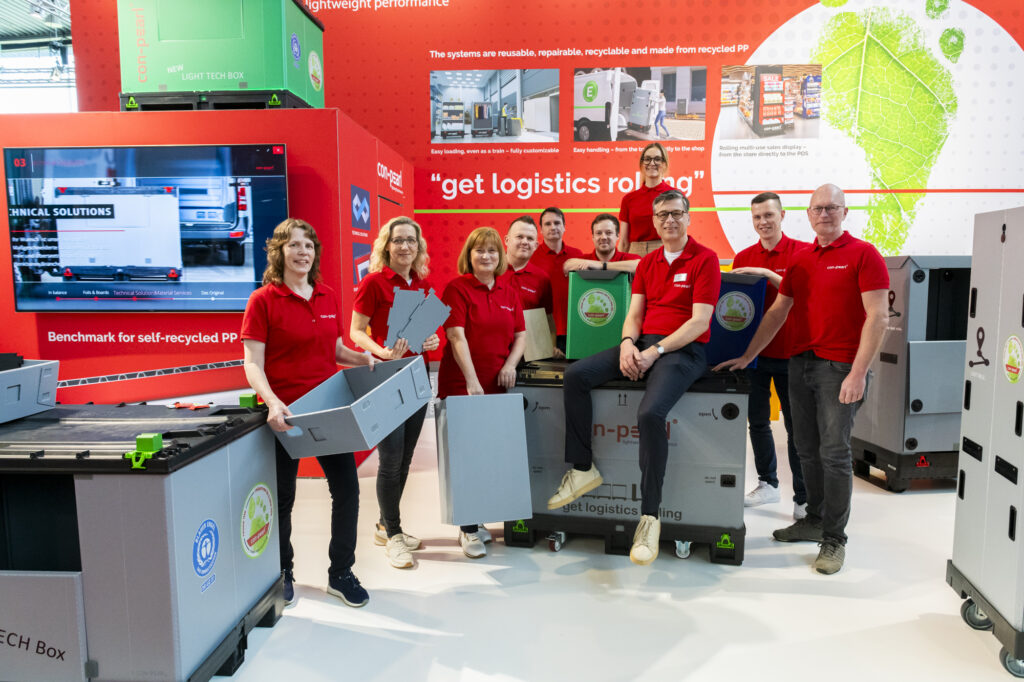 LogiMAT 2024 - Team photo of the con-pearl employees at the exhibition stand