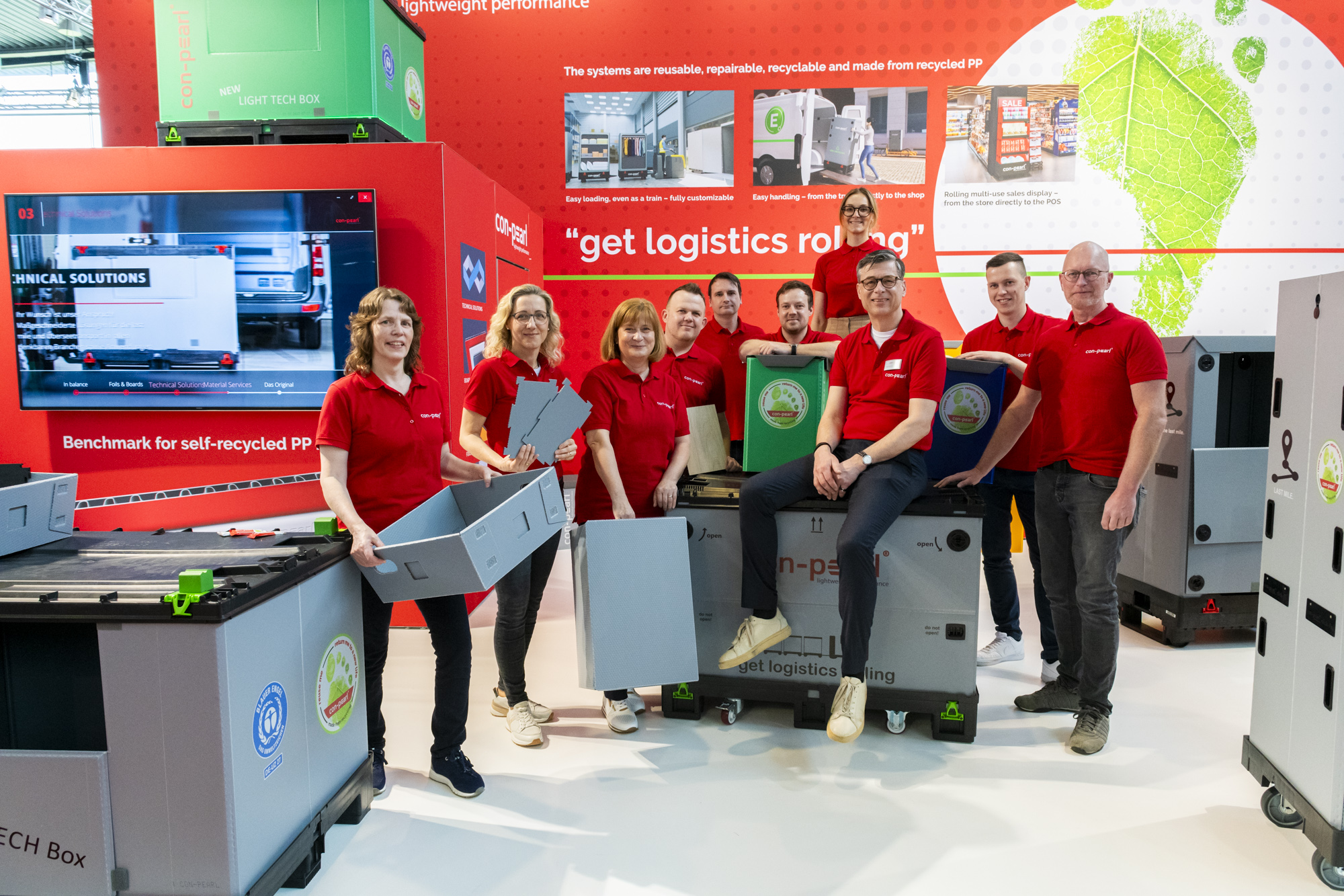 LogiMAT 2024 - Teamfoto der con-pearl Mitarbeiter auf dem Messestand