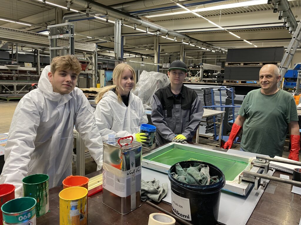 The students with mentor Klaus-Dieter Schulze screen printing