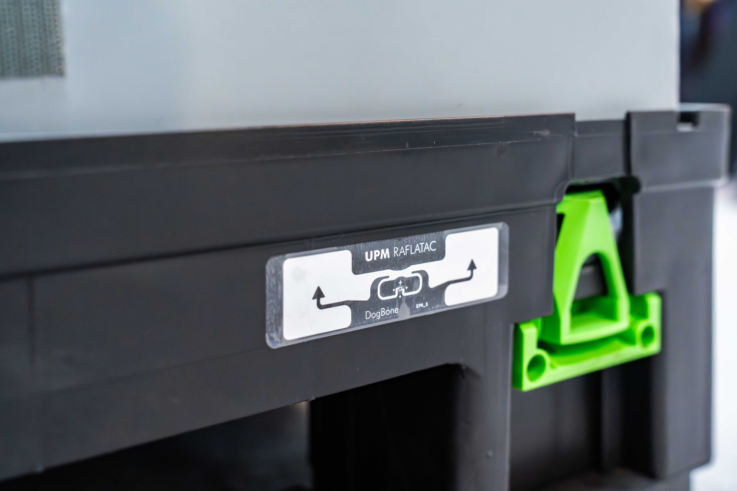 RFID-Tag auf Bodenecke eines Containers