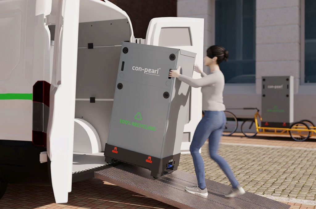 Container wird aus Lieferwagen gerollt