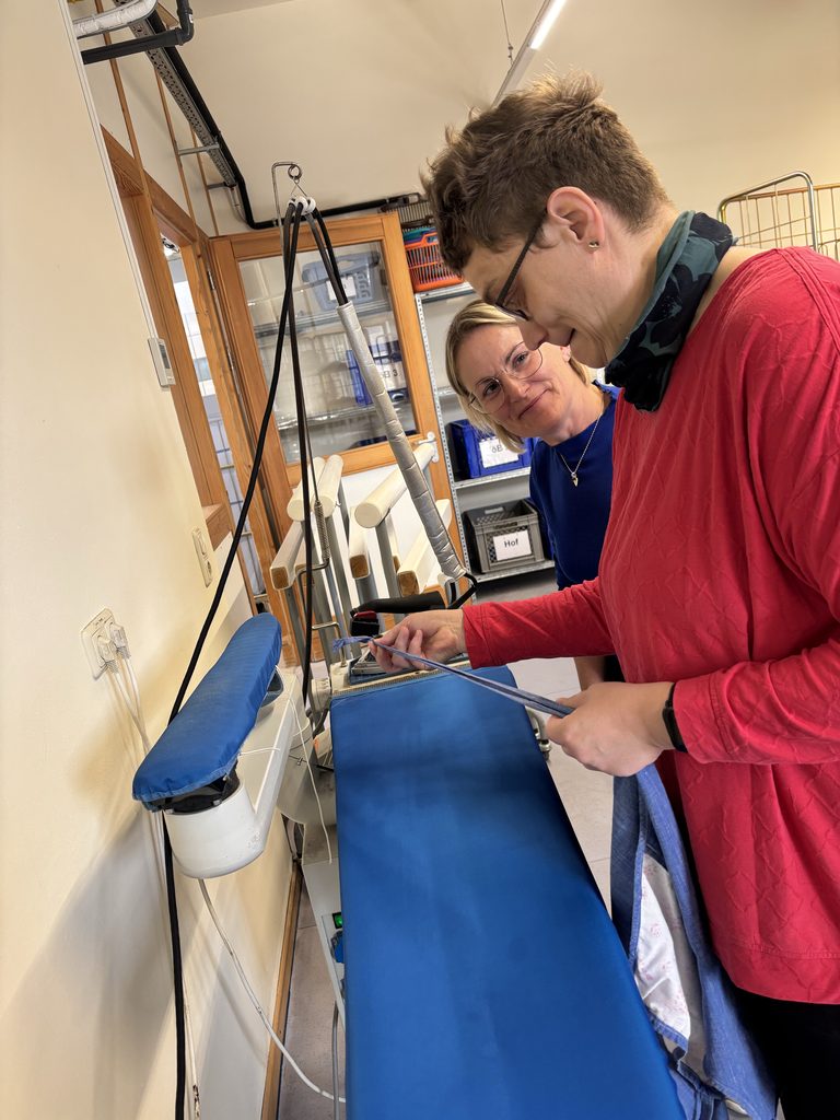 Karina und Sina in der Wäscherei