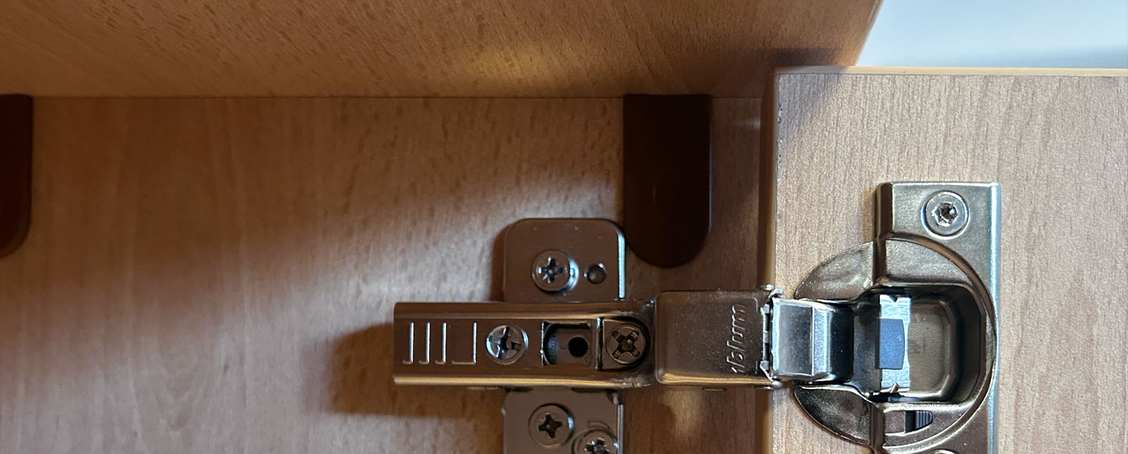 Schranktürbeschlag in Liechtbauplatte