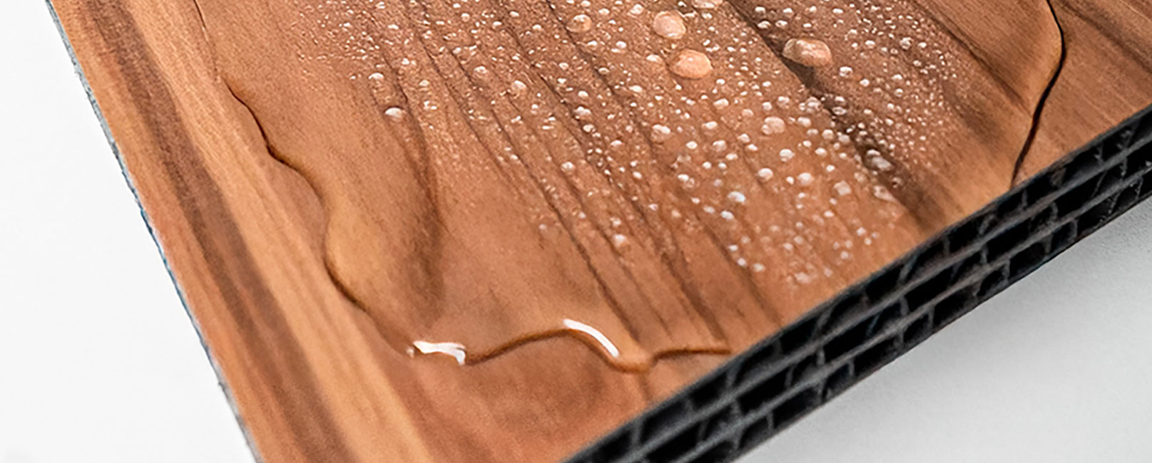Wasser auf Platte mit HPL-Holzfurnier