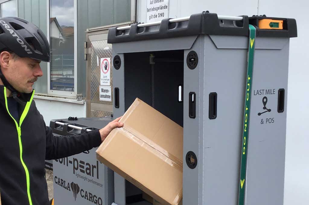 Mann verlädt Paket in offenen Container