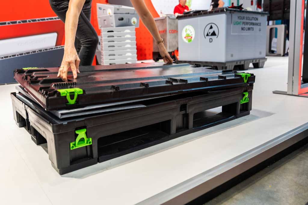 Person legt Container-Deckel auf Container-Boden