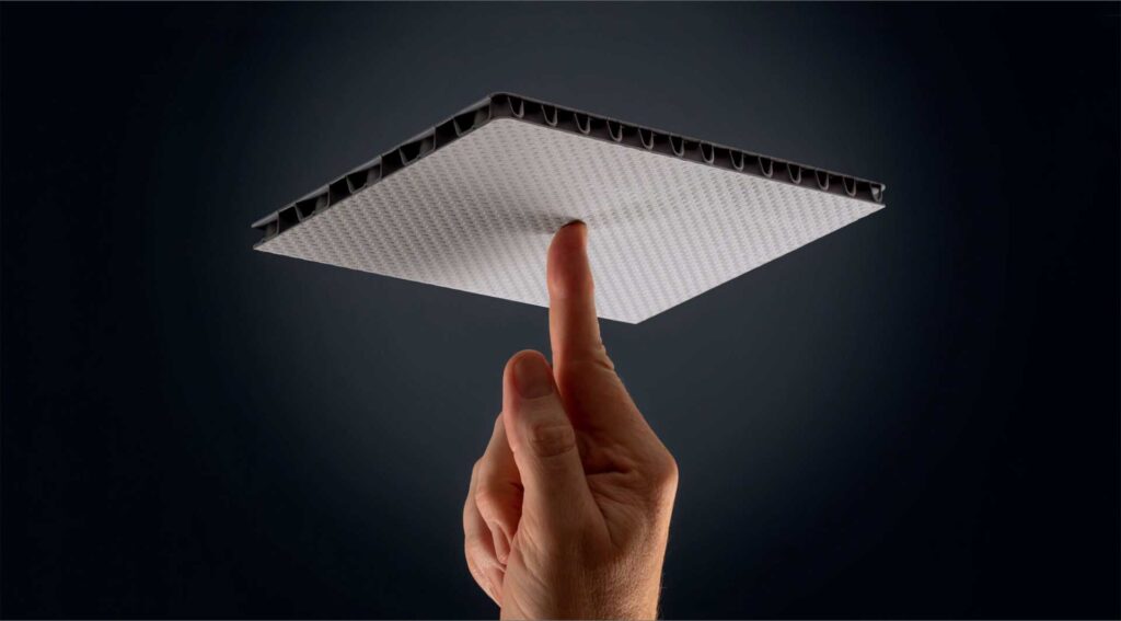 Platte balanciert auf Zeigefinger