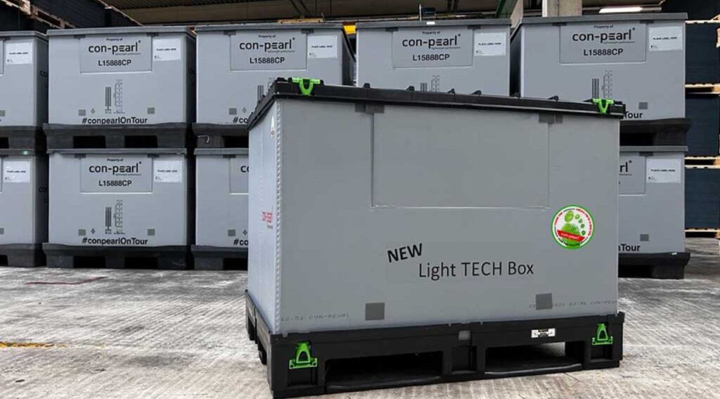 Container vor gestapelten Containern