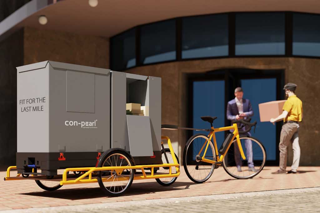 Lastenanhänger mit Fahrrad mit Container beladen mit Paketauslieferung