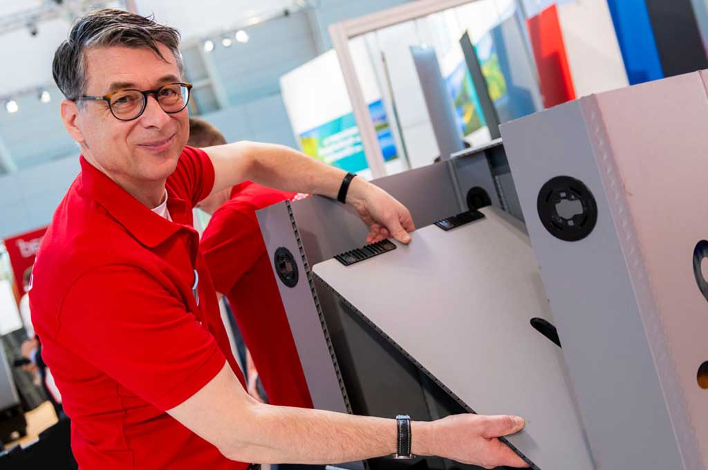 Mitarbeiter mit Clickfix-Zwischenboden vor Box