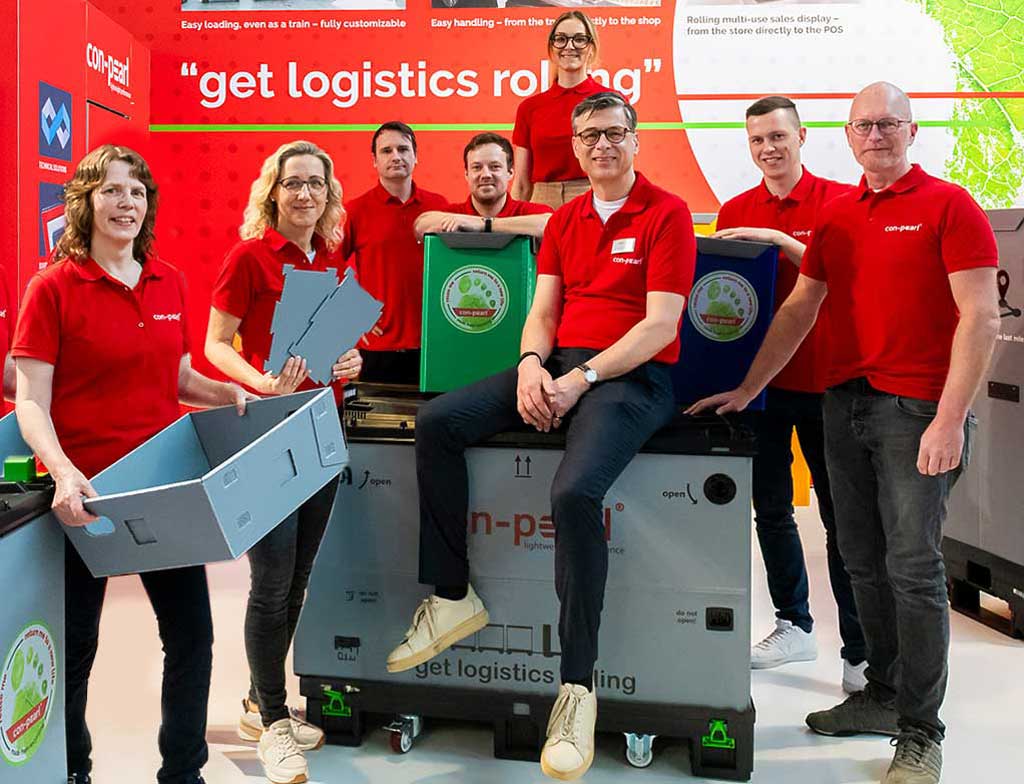 Mitarbeiter Gruppenbild vor Container