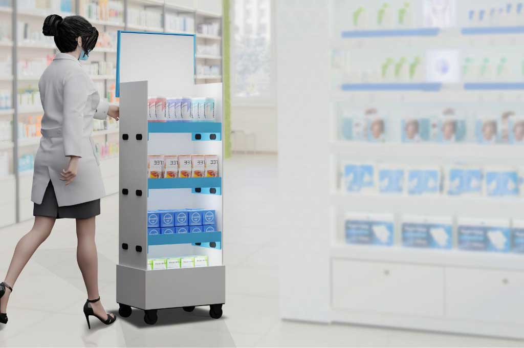 POS-Display wird von Mitarbeiterin in Verkaufsraum geschoben