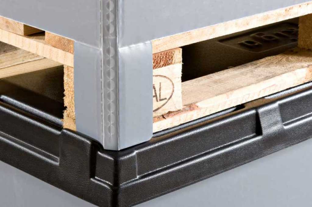 Blick auf Ecke eines Containers auf einer Palette