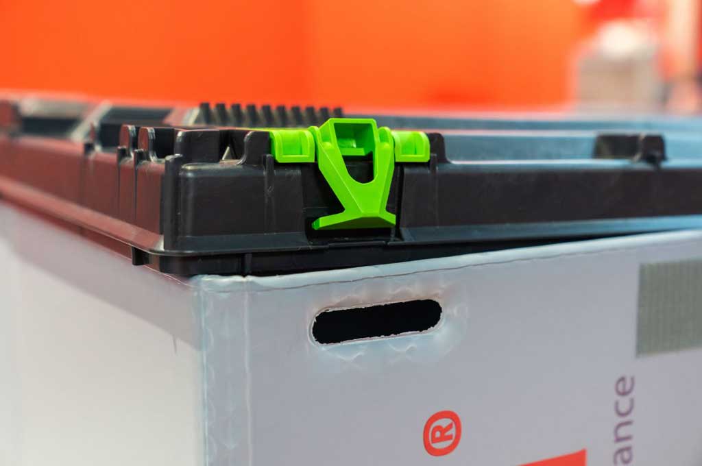 Deckel mit offenem Verschluss einer Light-Tech-Box