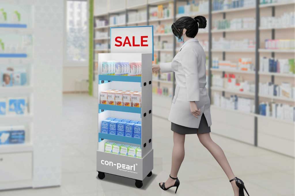 POS-Display in Beispiel-Apotheke mit Mitarbeiterin