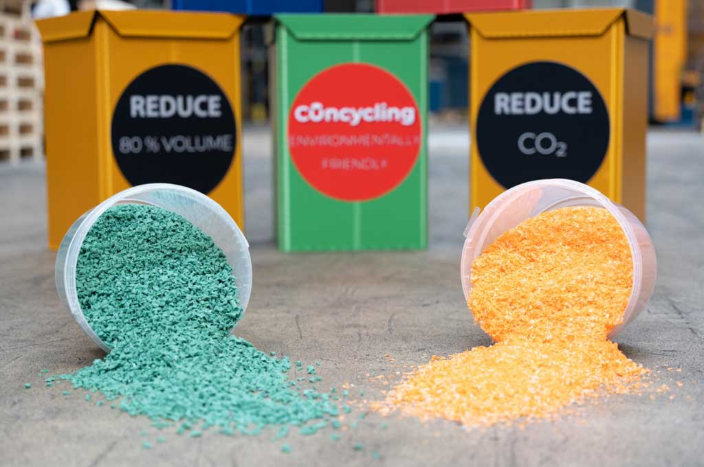 Eimer mit buntem recyceltem PP-Material vor drei Boxen