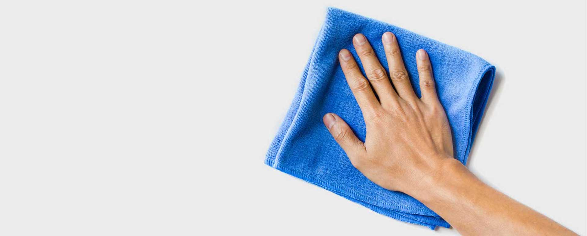 Hand mit Lappen wischt Oberfläche