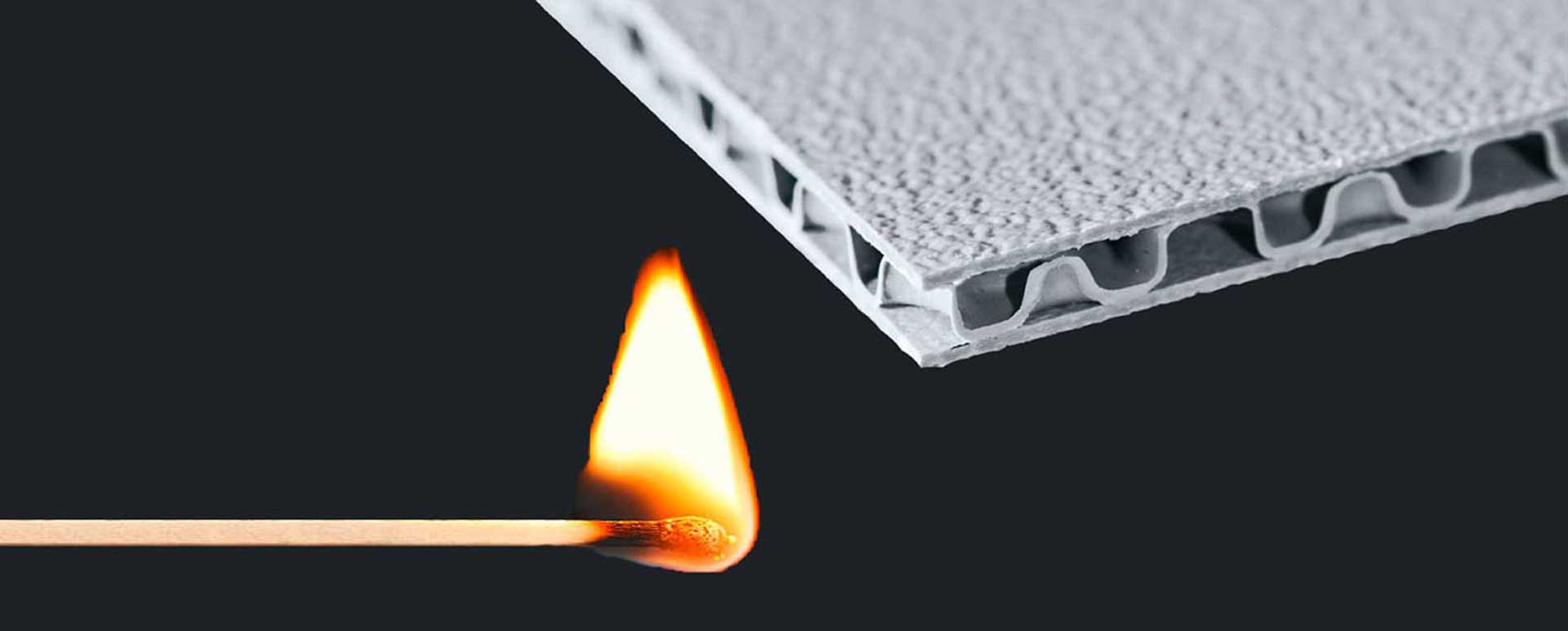 Brennendes Streichholz neben Platte