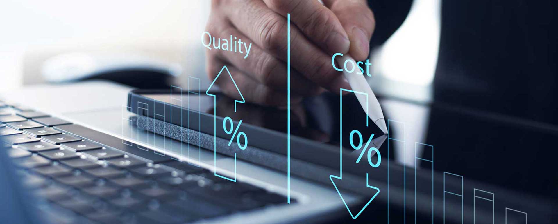 Hand mit Stift vor Quality- und Cost-Diagramm und aufgeklapptem Laptop