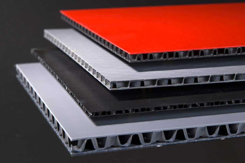 Vier Platten übereinander gestapelt mit verschiedenen Farben und Materialstärken