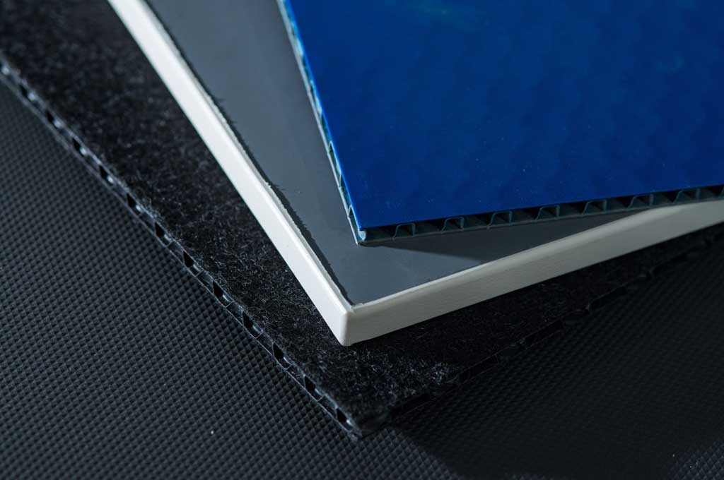 Vier Platten übereinander gestapelt mit verschiedenen Farben und Oberflächenarten