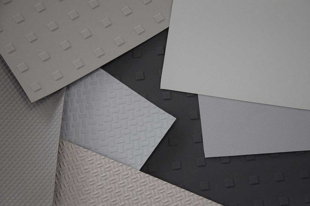 Viele Platten mit verschiedenen Farben und Oberflächenarten