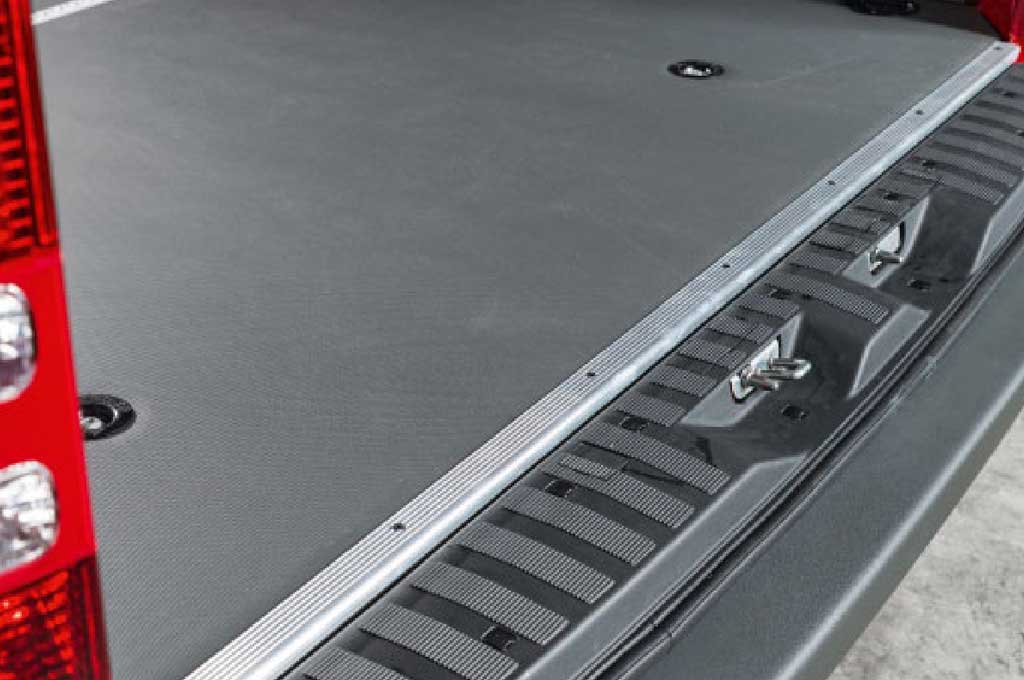 Blick auf Ladenboden im Transporter