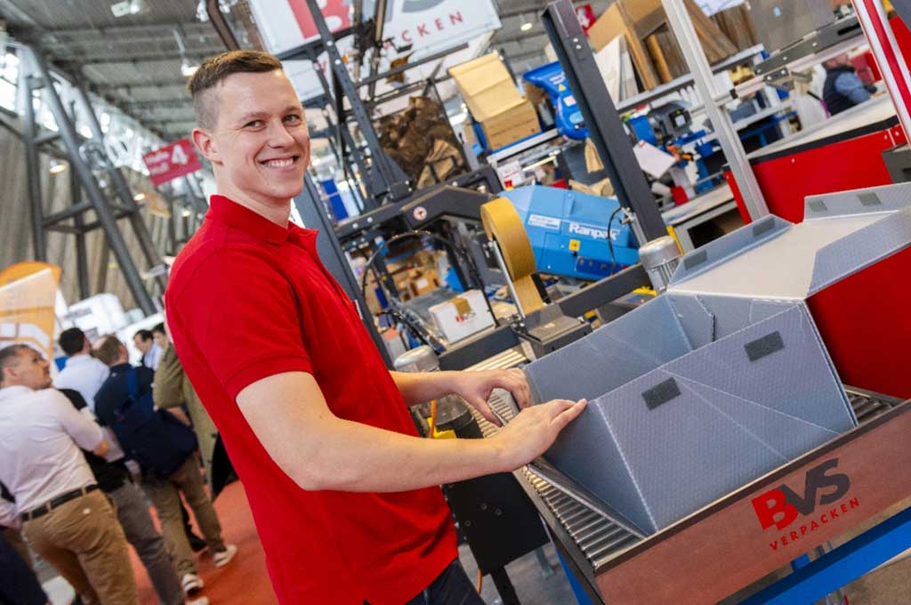 Mitarbeiter mit Faltbox beim Verpacken